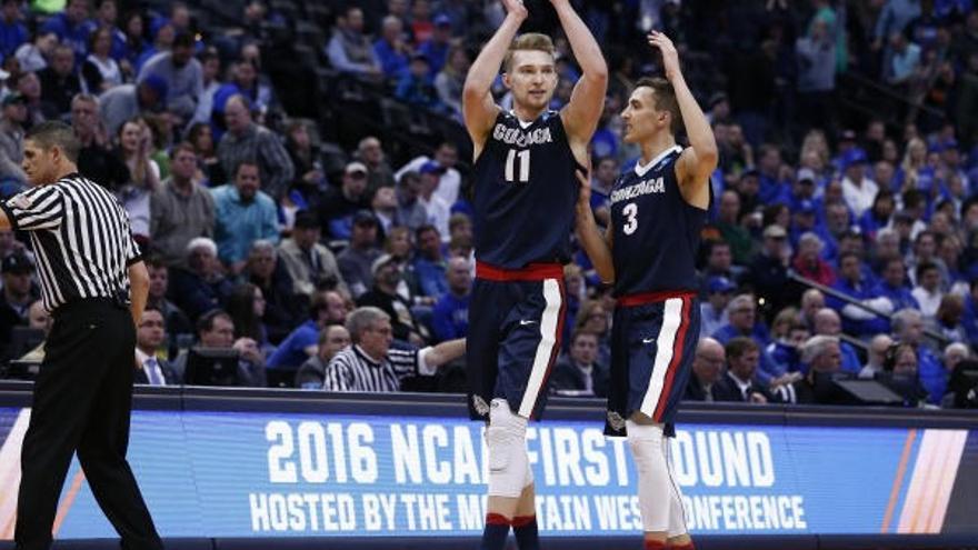 Sabonis, aplaudiendo.