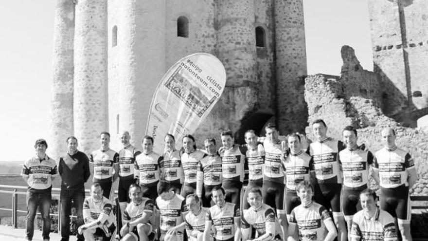 Los componentes del Nalonteam, en su presentación, justo delante del castillo de la localidad leonesa de Valencia de Don Juan. / CLUB CICLISTA NALONTEAM