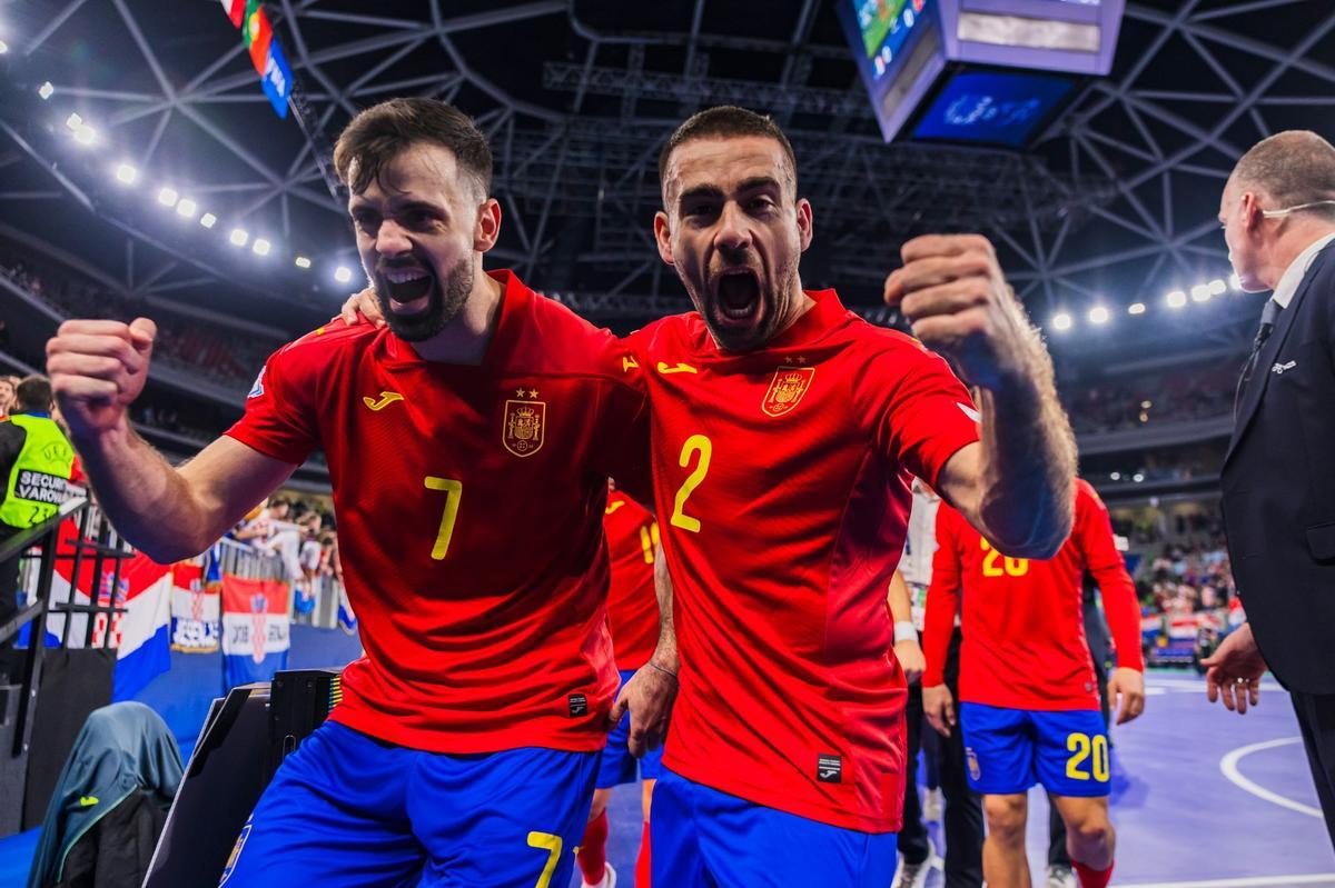 Cecilio, a la derecha, celebra uno de los goles de España en las semifinales del Europeo.