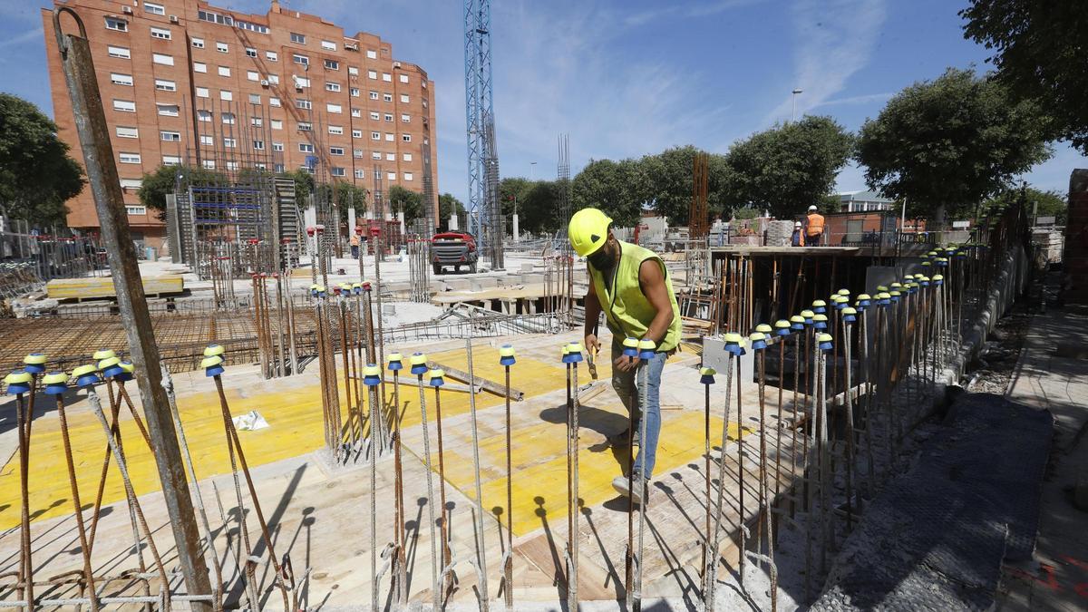 Un obrero trabaja en una promoción en Castelló. El grueso de personas con autorización de arraigo en la provincia en el 2023 tiene de 25 a 34 años.