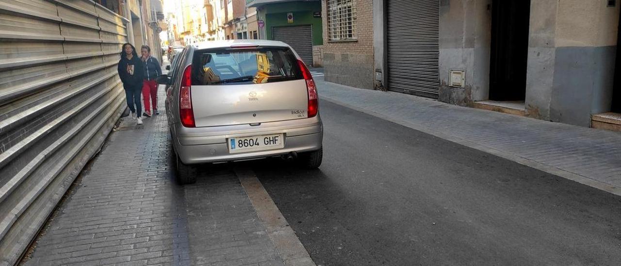 El consistorio ha borrado las líneas divisorias y a lo largo de las próximas semanas instalará las señales de prohibido aparcar