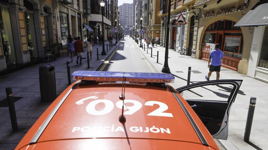 Un joven acaba casi desnudo tras la celebración de su cumpleaños en Gijón