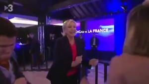 Captura de las imágenes de TV-3 en la que se puede ver a Marine Le Pen bailando en la noche electoral. 