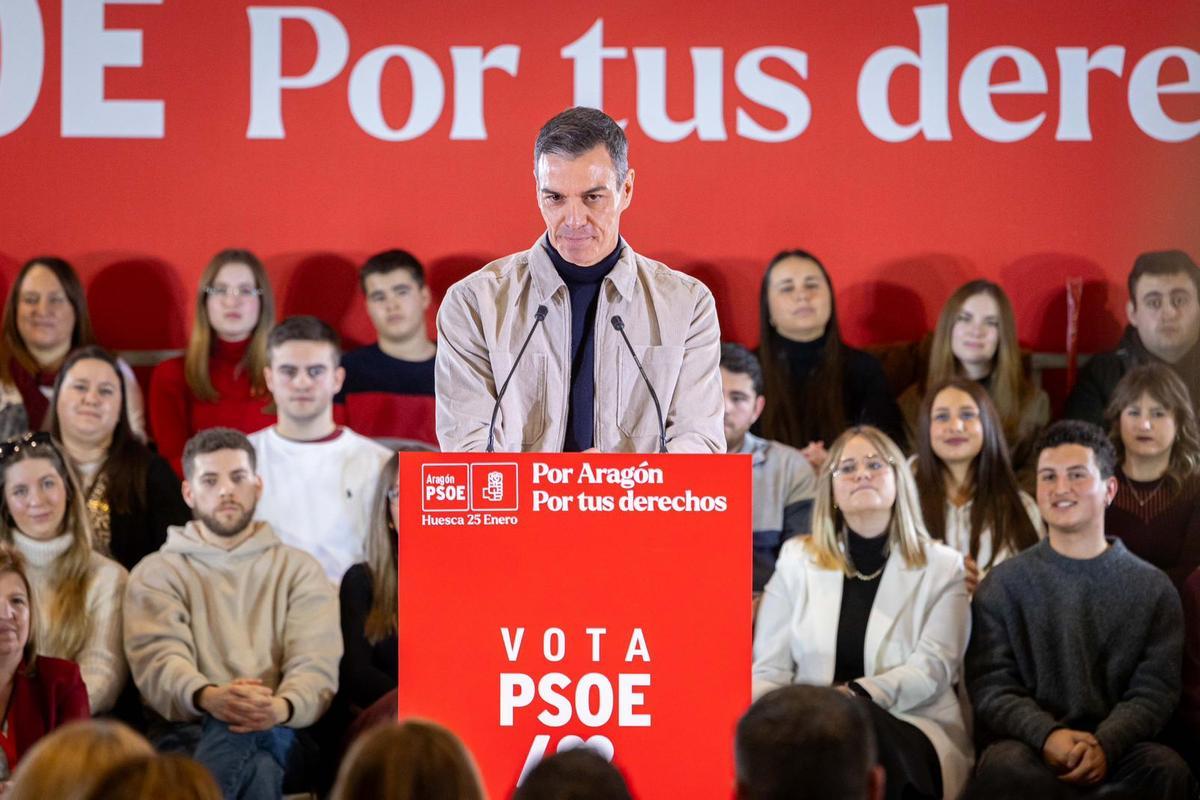 En imágenes I Pedro Sánchez arropa a Pilar Alegría en el mitin de Huesca