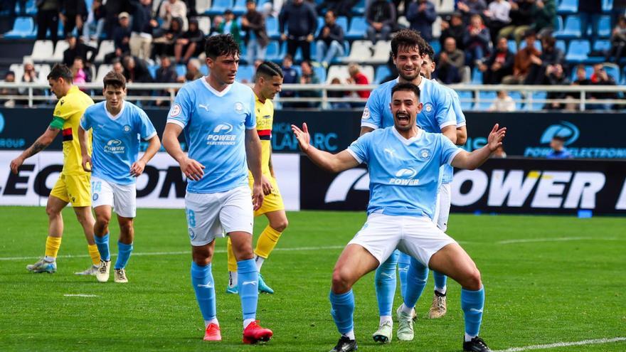 Davo, en la imagen celebrando un gol frente al Atlético Sanluqueño, podría volver a la titularidad este sábado tras superar una lesión. | TONI ESCOBAR