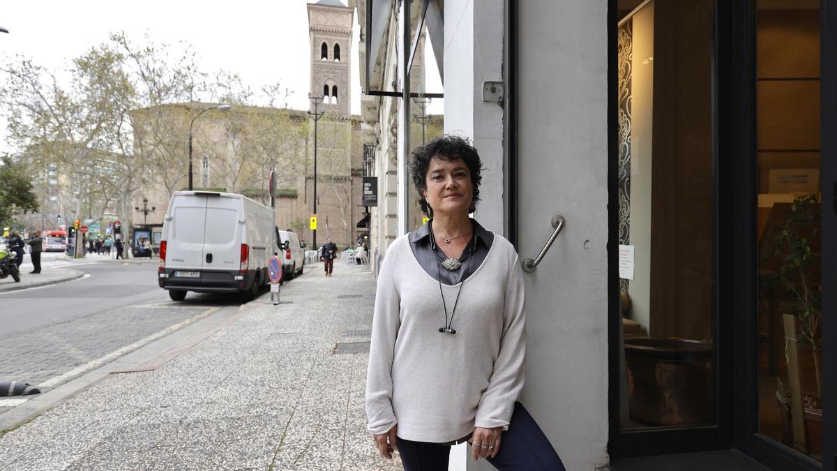 Carmen Lapuente, propietaria del negocio Arte Roma Enmarcadores, en la plaza San Miguel.