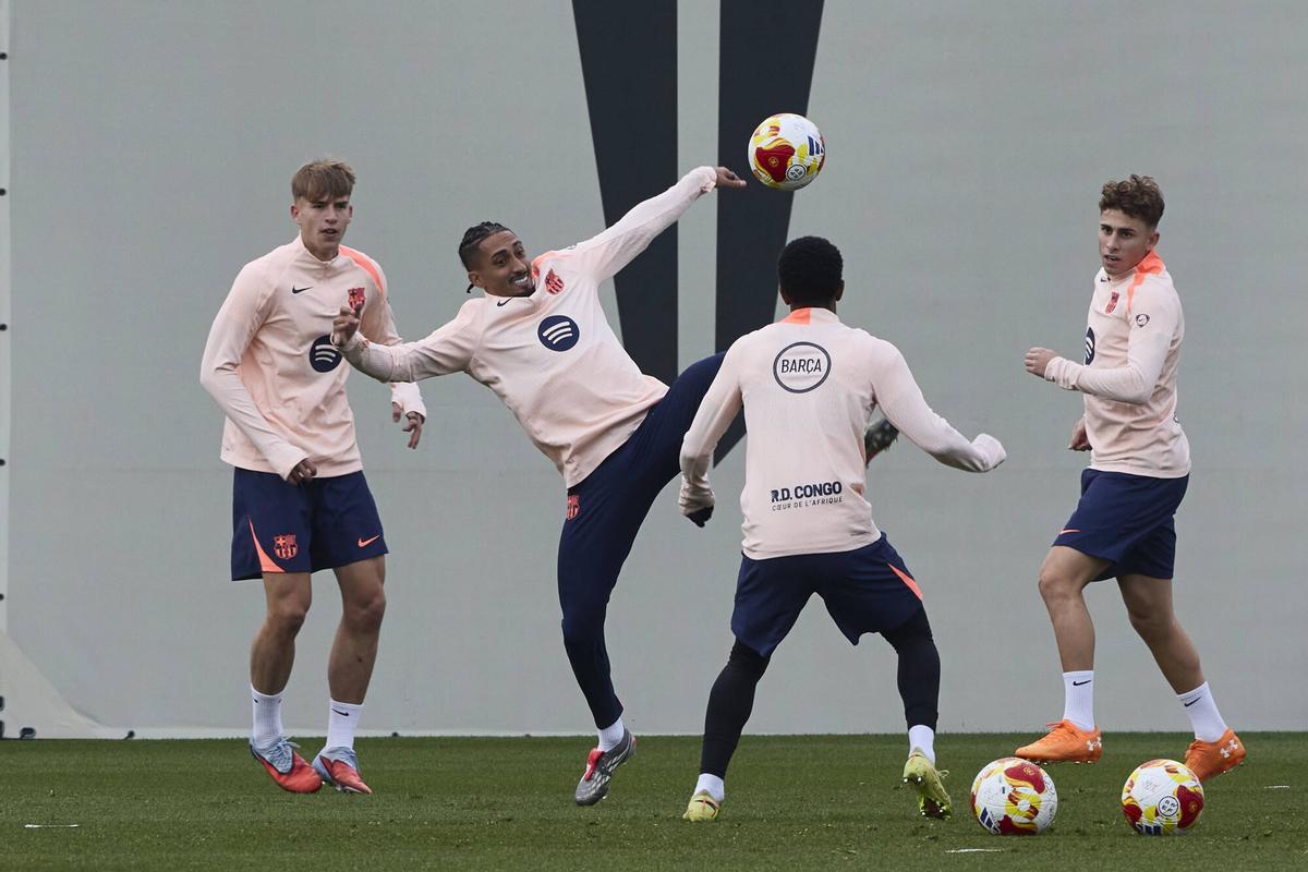 Raphinha, en el centro de un rondo, en el último entrenamiento.