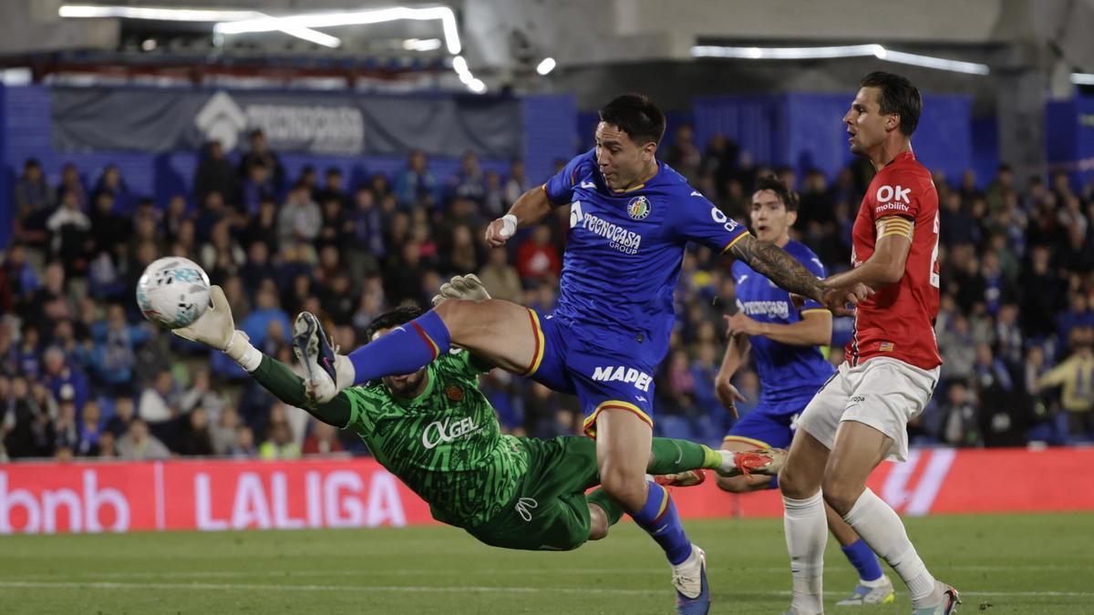 Leo Román intenta impedir el remate de Satriano ante la mirada de Valjent durante el partido ante el Getafe.