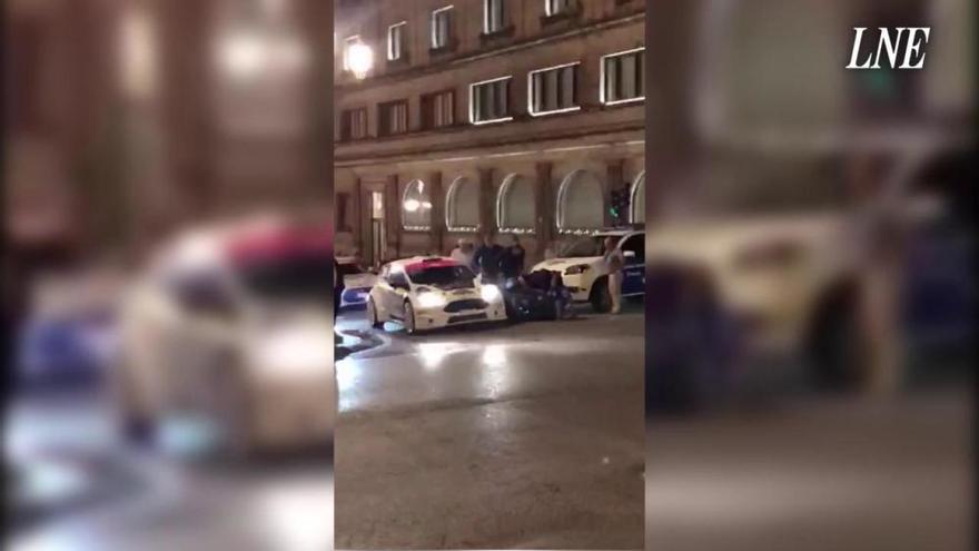 Un coche del Rally Princesa de Asturias atropella a un policía local en Oviedo