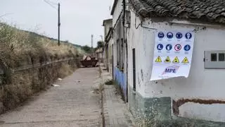 'Okupas', pintadas y desechos en el Alto de Fuente Fría de Cáceres a la espera de su derribo inminente