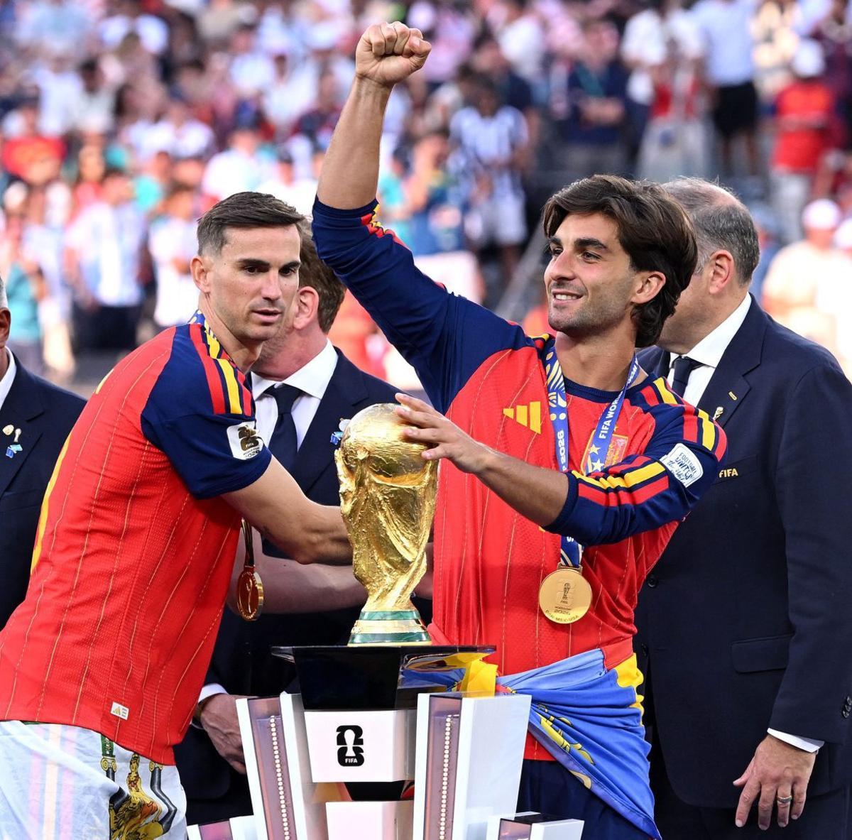 Ferran acaricia la Copa del Món, amb Fabián Ruiz al costat. | PEDRO UGARTE / AFP
