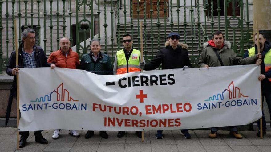 Un grupo de trabajadores de Saint-Gobain, ante la Junta General. | Analía Pello
