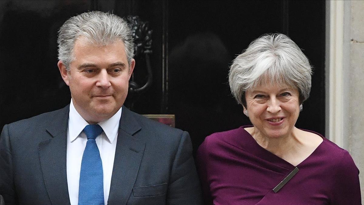 Theresa May, junto al recién elegido líder del Partido Conservador, Brandon Lewis, este lunes.