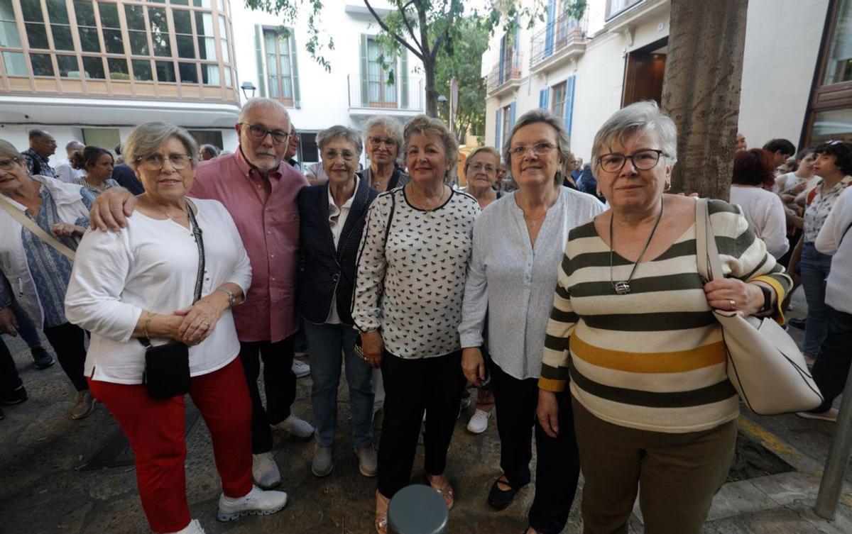 Las voluntarias Toñi Suasi, Aina, Ventura y Margalida. | MANU MIELNIEZUK