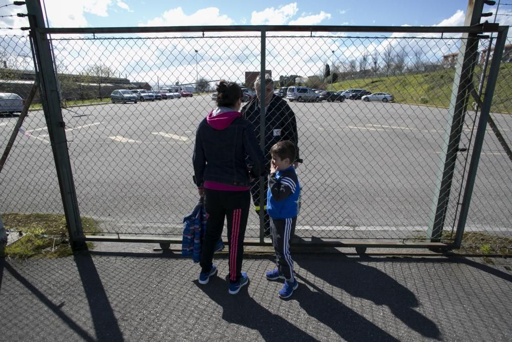 Visita a los familiares a los trabajadores encerrados en las instalaciones de Alcoa