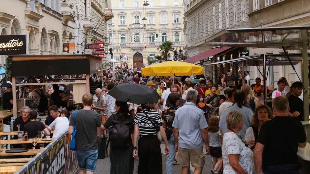 La Schleifmühlgasse, en el centro de Viena, repleta de terrazas.