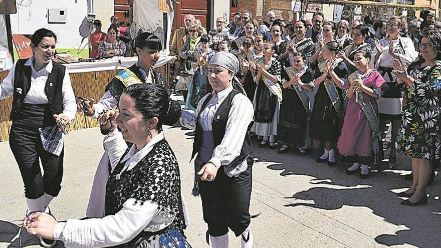 Los dulces de Càlig centran la concurrida feria de Sant Vicent