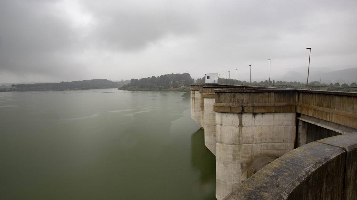 Presa del embalse de Bellús, ubicado en la comarca del Vall d'Albaida