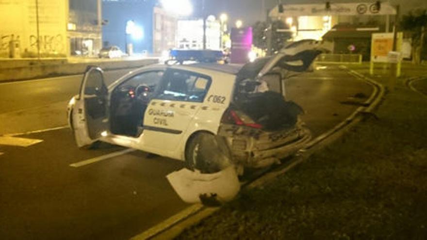 Unos encapuchados asaltan una tienda de telefonía y en la huida destrozan un coche patrulla