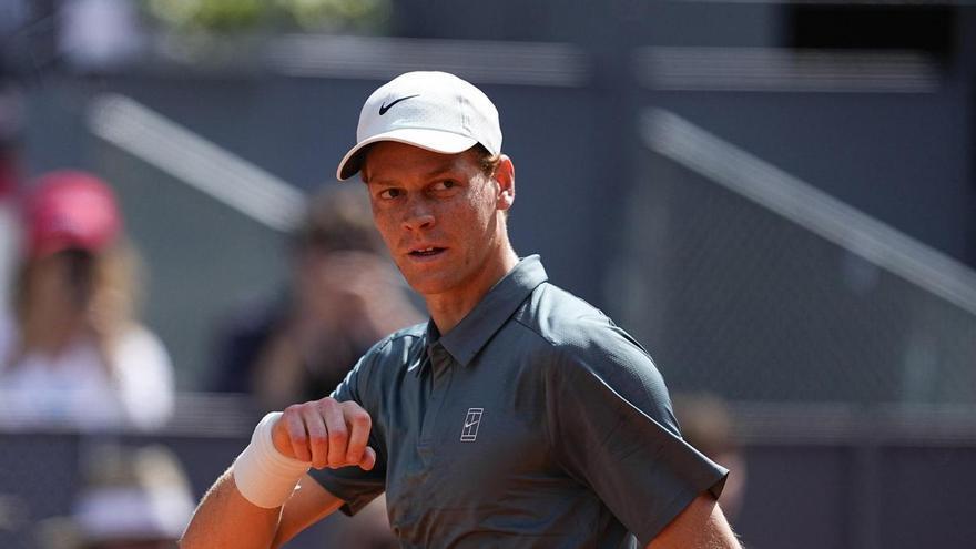 Sinner reacciona a tiempo en su regreso a Madrid y se mete en tercera ronda