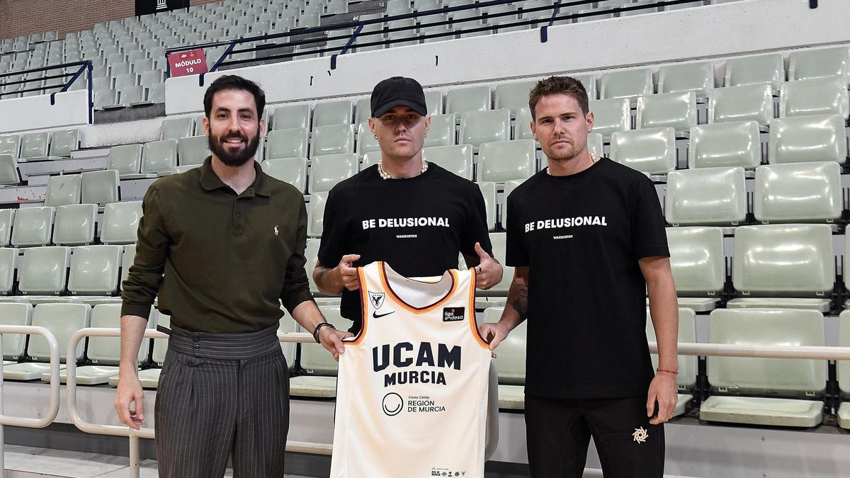 Juan Pablo Mendoza, director creativo de la UCAM, junto a los hermanos Megías (Warburton) con la segunda camiseta del UCAM.