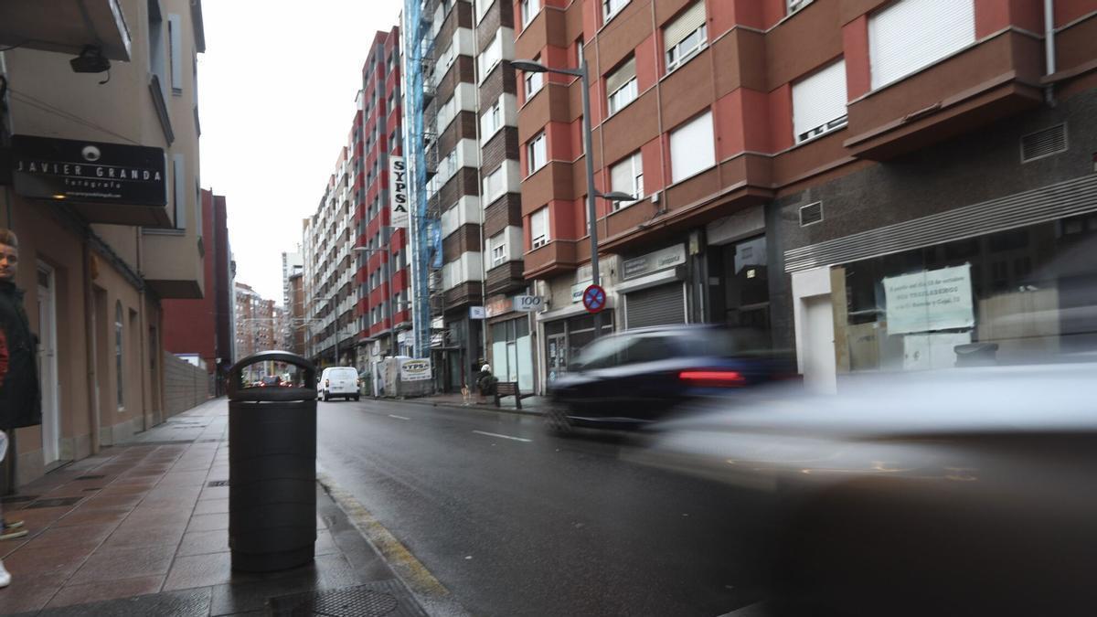 Un coche en la calle Llano Ponte