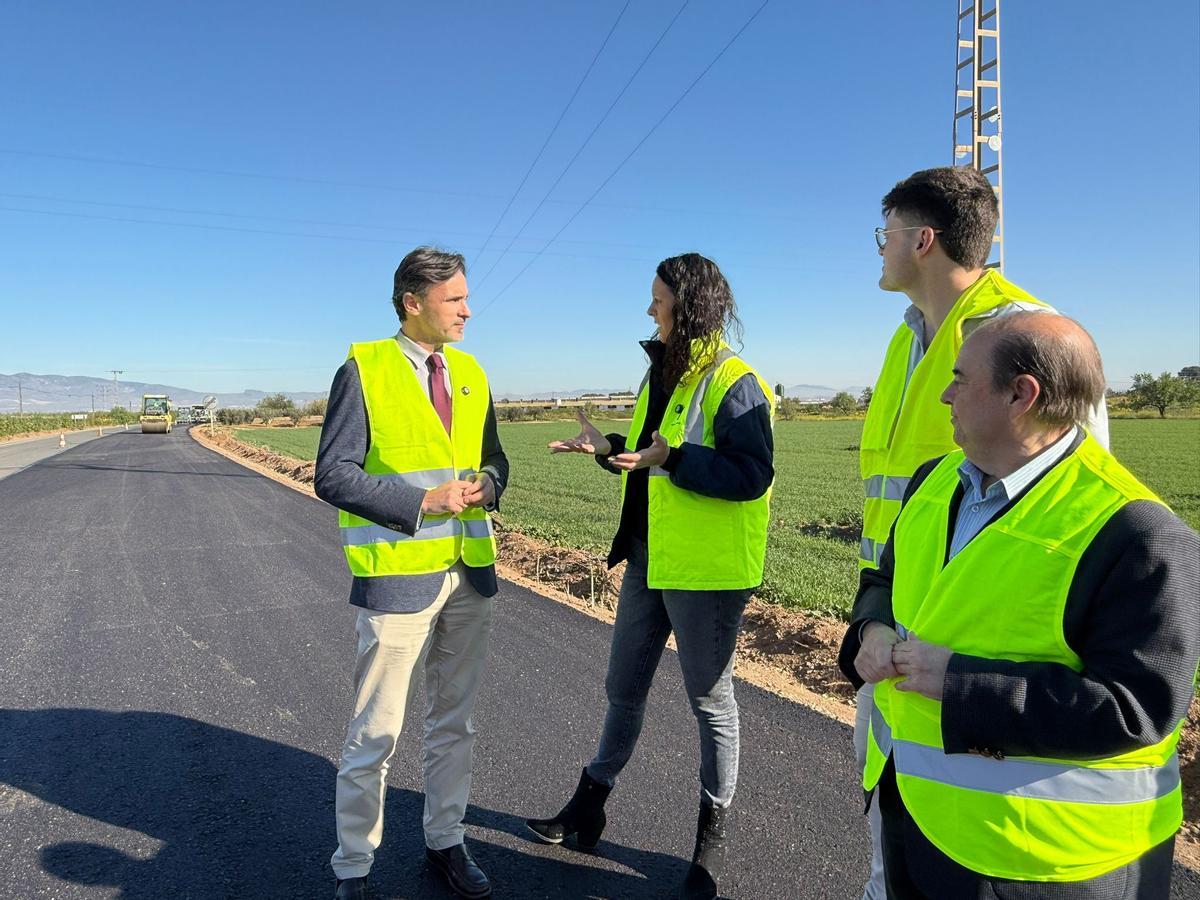 El consejero de Fomento e Infraestructuras, Jorge García Montoro, junto con la alcaldesa de Fuente Álamo, Juana María Martínez, visita la obra de mejora de la seguridad vial que se está llevando a cabo en la carretera regional RM-E15.