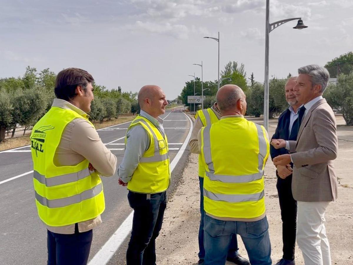 Andrés Lorite, durante su visita a las obras de mejora de las carreteras.
