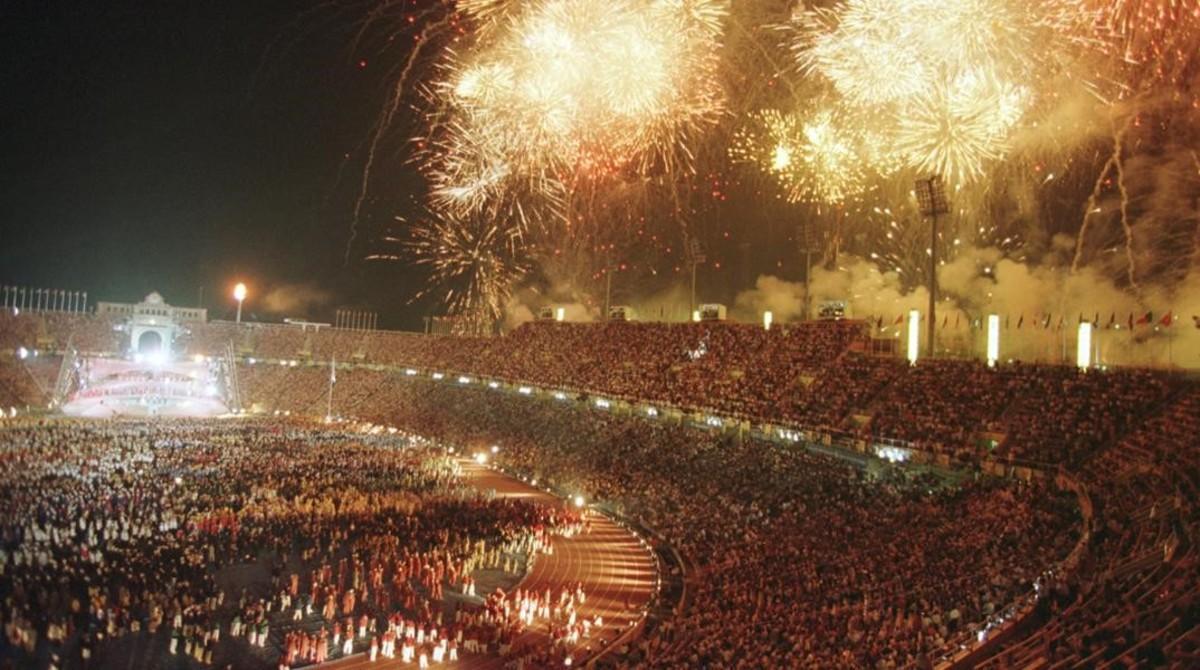 Fuegos artificiales en la ceremonia de apertura en el Estadi Lluis Companys.