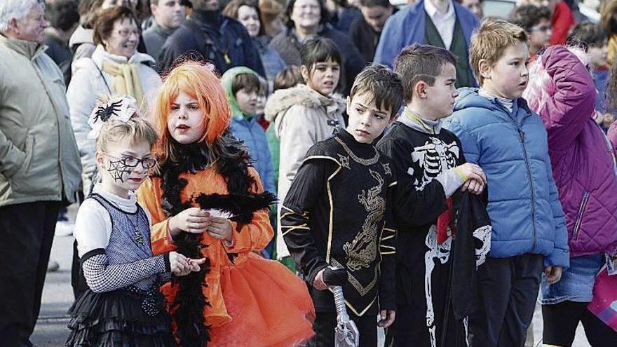 Adultos y niños disfrutan con la fiesta del Entroido. // I. Osorio