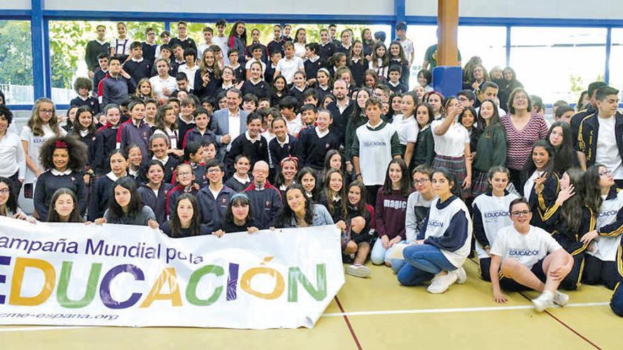 Abel Caballero, con escolares en el acto de la Campaña Mundial por la Educación. // R.G.