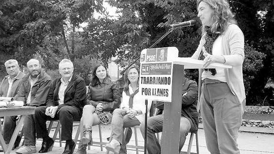 Dolores Álvarez, alcaldesa de Llanes, durante su intervención en la fiesta de La Portiella.