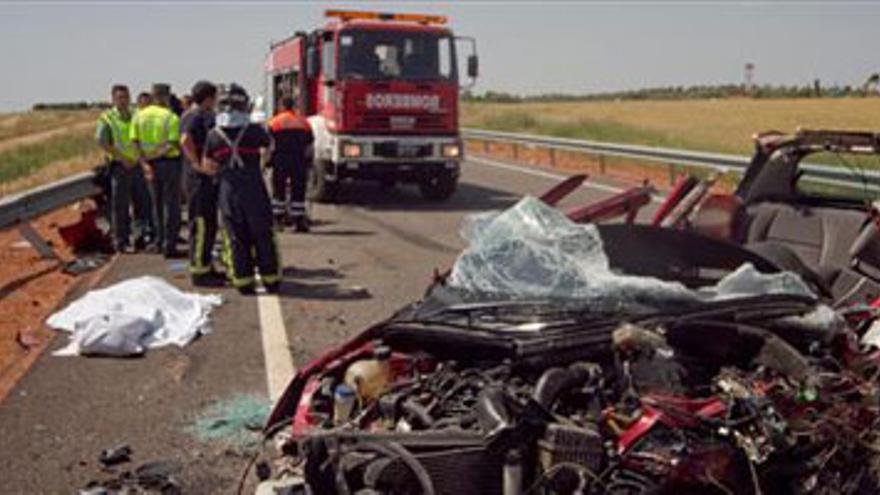 Un muerto y cuatro heridos en una colisión frontal cerca de La Albuera