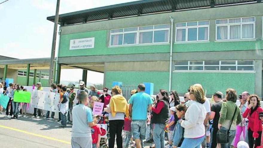 Concentración de las familias a las puertas del Colegio de Tapia, hace unos días.