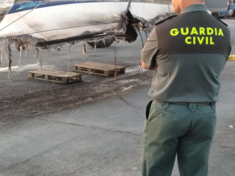 Buscan a una persona en el mar tras incendiarse una embarcación al sur de Lanzarote