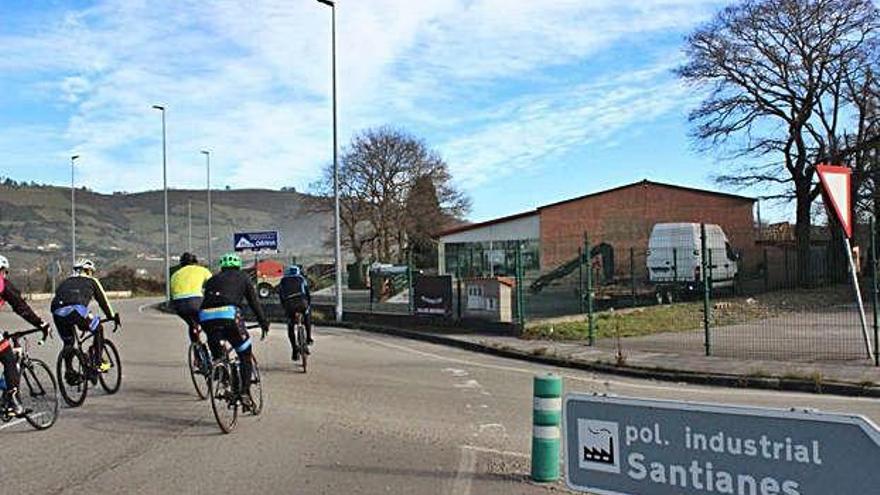 Un grupo de ciclistas en Santianes.