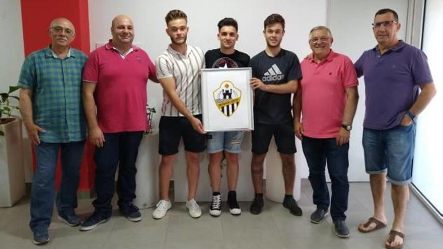 Popov, Nebot y Galán con aficionados de la Penya La Torreta.