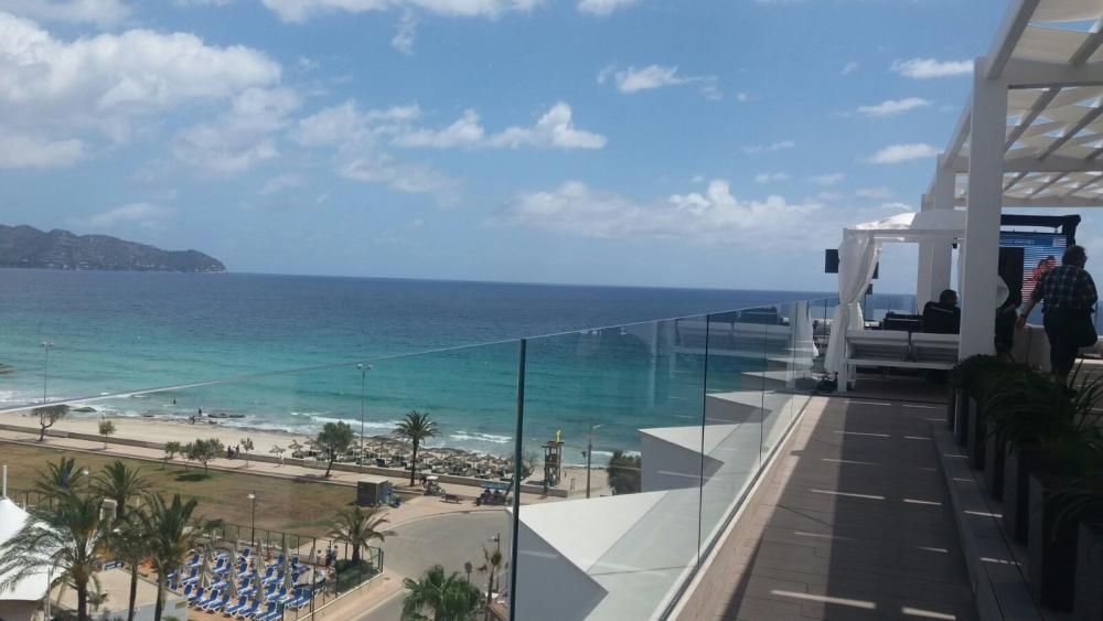 Auf der neuen Dachterrasse des Hotel Borneo in Cala Millor.