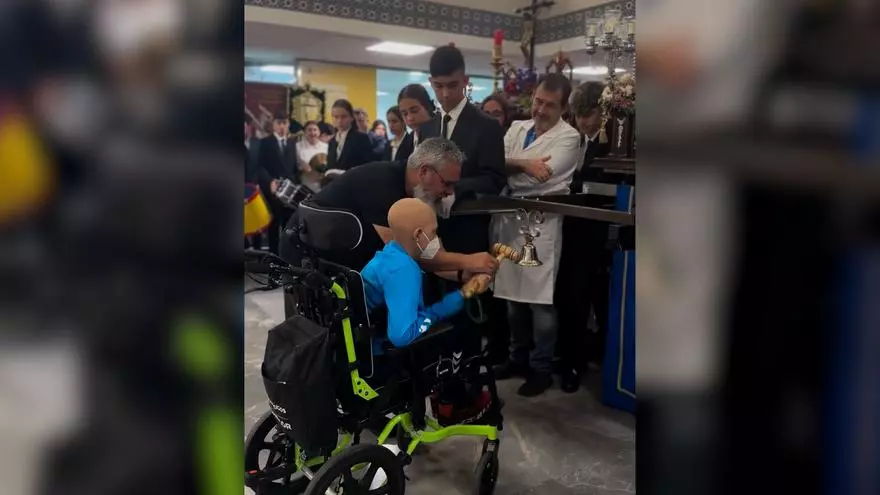 Un niño con cáncer protagoniza la 'levantá' en el Hospital Regional de Málaga: "El toque de campana que más nos ha emocionado"