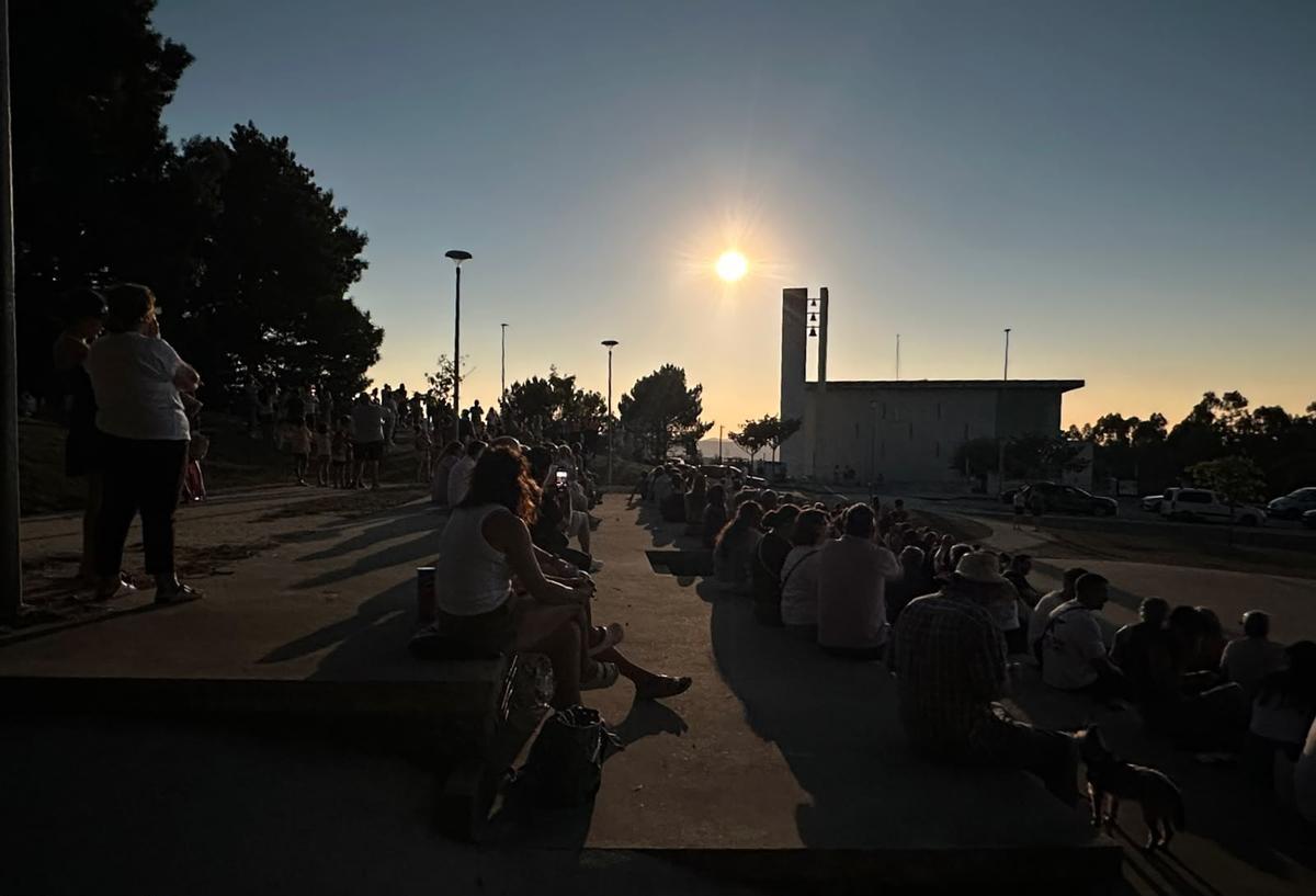 Cientos de personas se reunieron en el auditorio al aire libre de O Milladoiro, en Ames, uno de los miradores designados por el Concello.