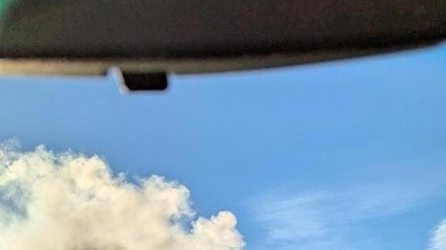 Un camió cisterna s’incendia a la C-66 a Beuda i el conductor resulta ferit lleu