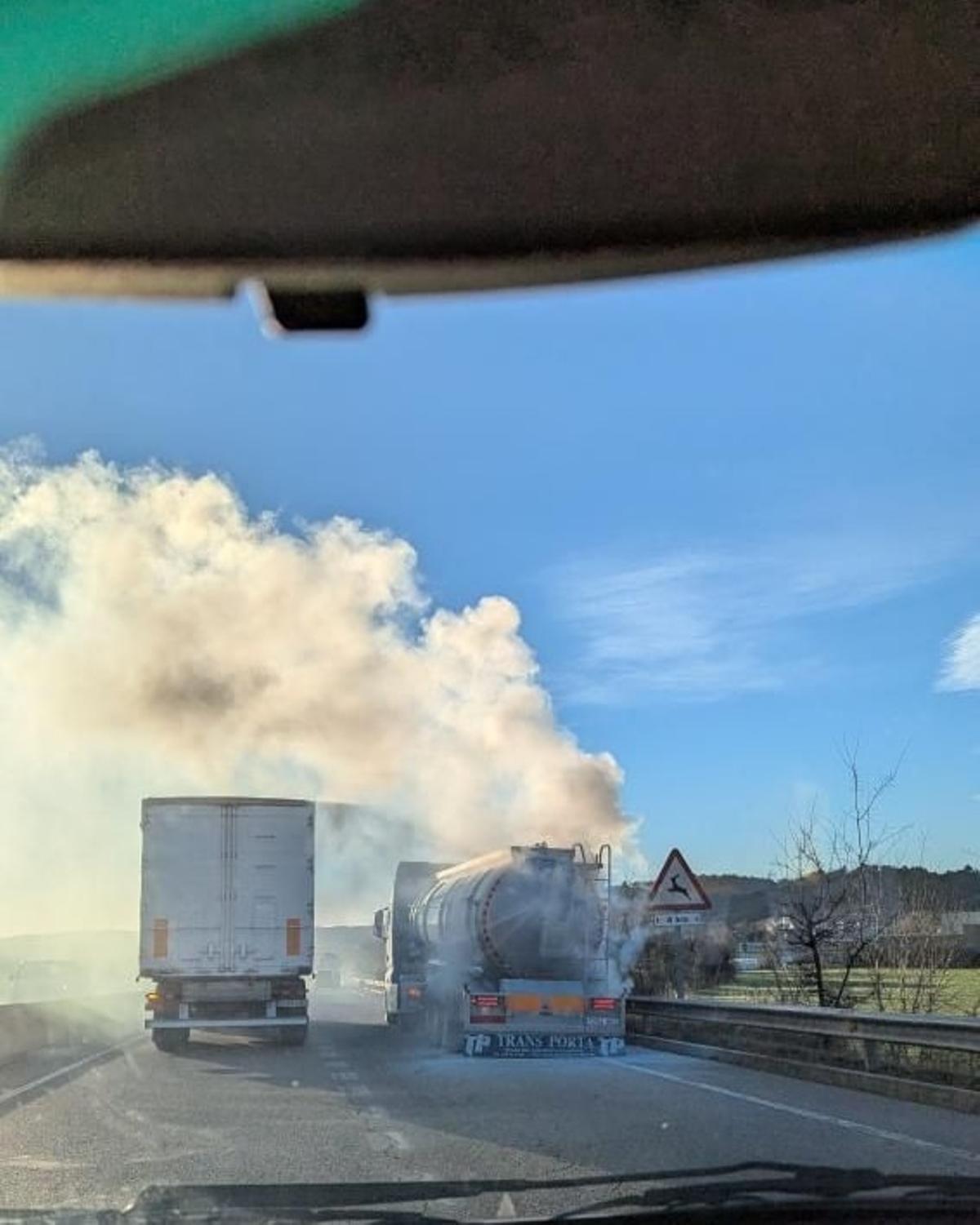 El fum sortint del camió cisterna a Beuda.