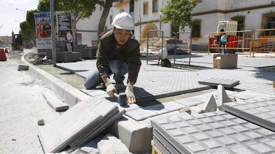 Un trabajador de la construcción trabaja en una barriada de Málaga.