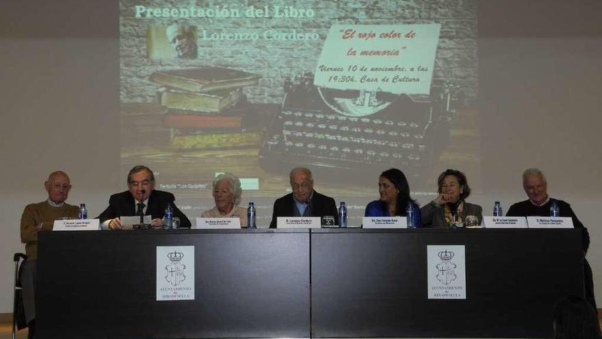 Por la izquierda, Nicanor López Brugos, Emilio Serrano, Menchu Álvarez del Valle, Lorenzo Cordero, Charo Fernández, María Luz Sáenz y Melchor Fernández, ayer, en Ribadesella.