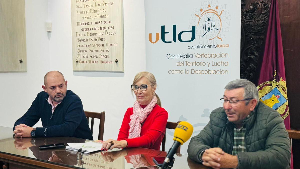 Vecinos de Béjar comparecían junto a la edil Carmen Menduiña.