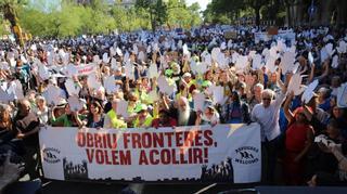 Miles de personas piden en Barcelona abrir las fronteras a los refugiados