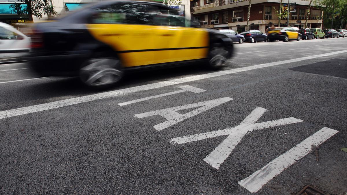 Un taxi circulando por las calles de Barcelona