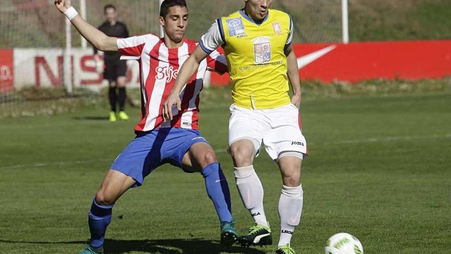 Pablo Fernández presiona a un jugador del Tineo.