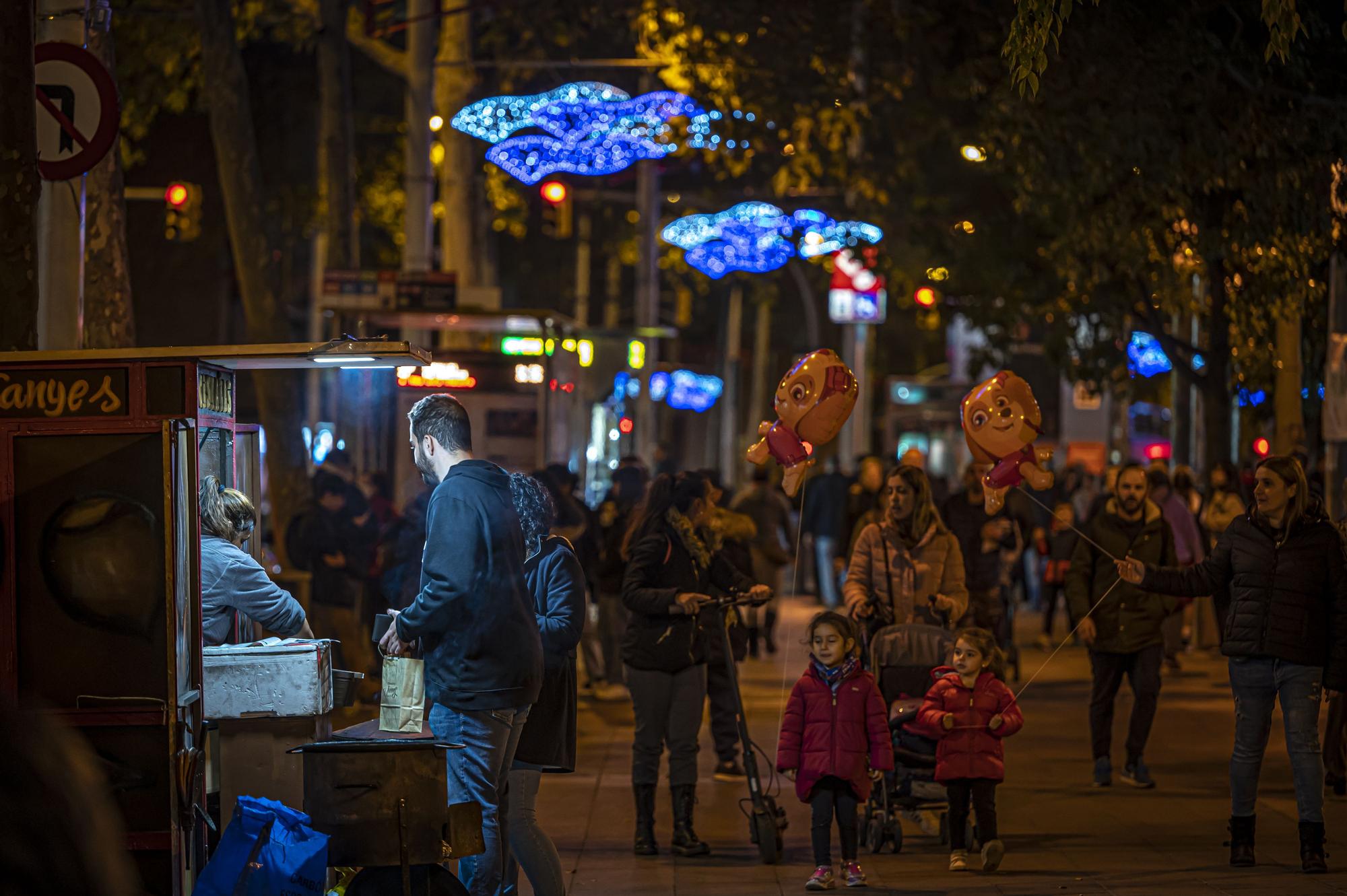 En imágenes: así brilla el alumbrado navideño de Barcelona