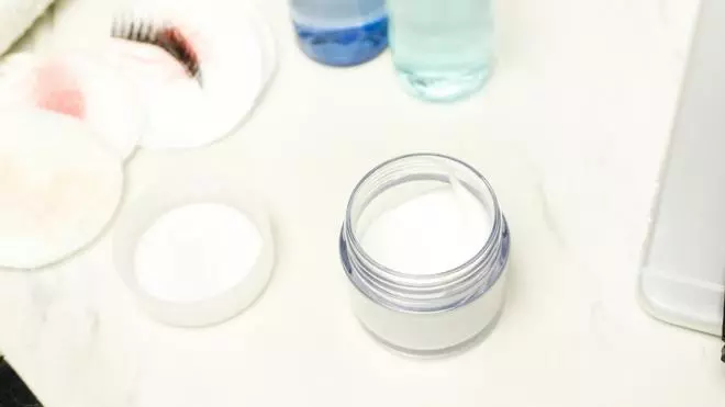 En TikTok la gente se está poniendo vaselina de toda la vida en las pestañas y te cuento por qué tú no deberías hacerlo